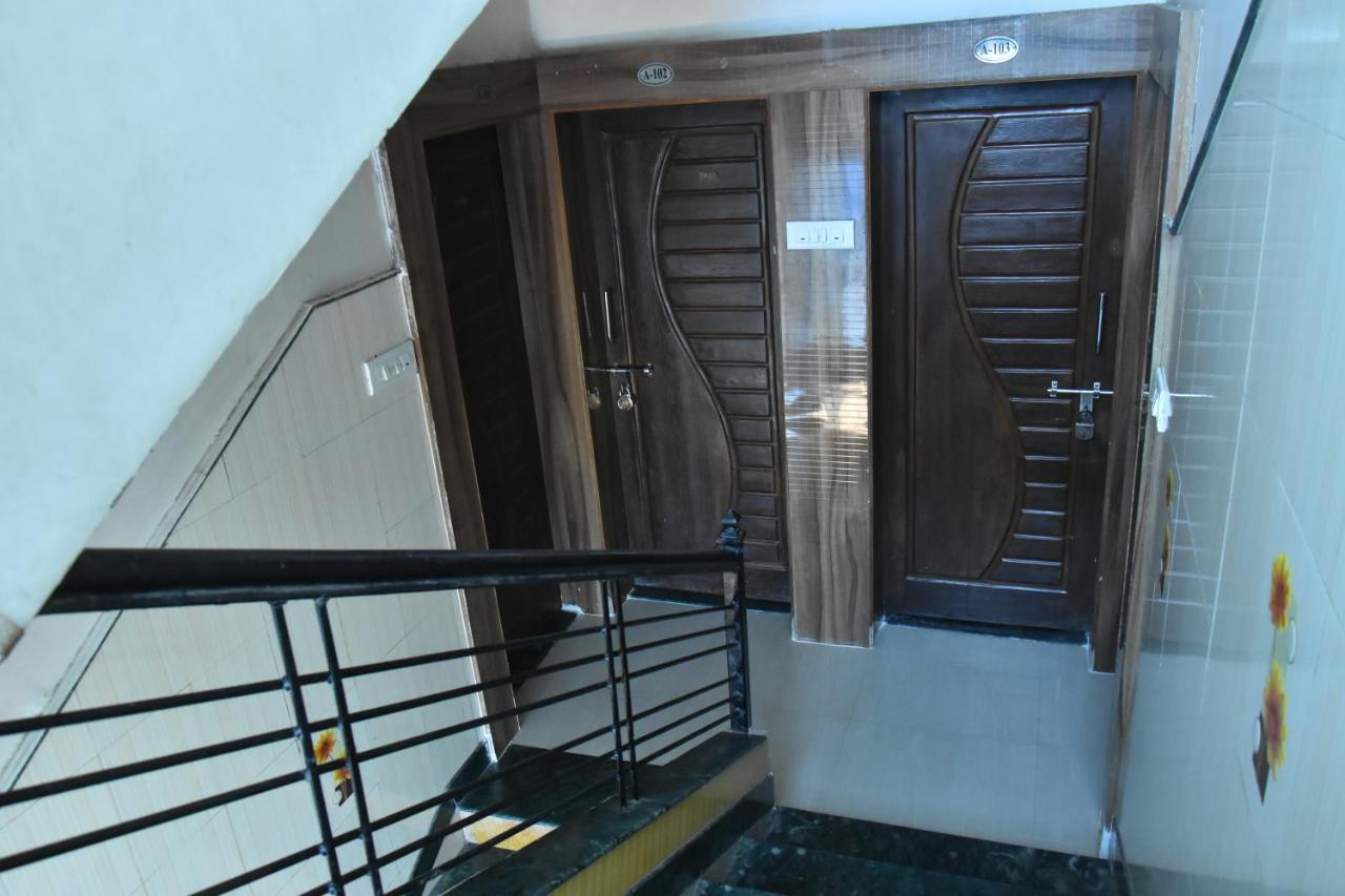 Hotel Temple Sai Ширді Екстер'єр фото