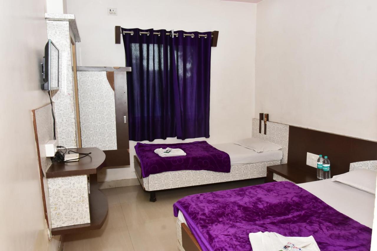 Hotel Temple Sai Ширді Екстер'єр фото