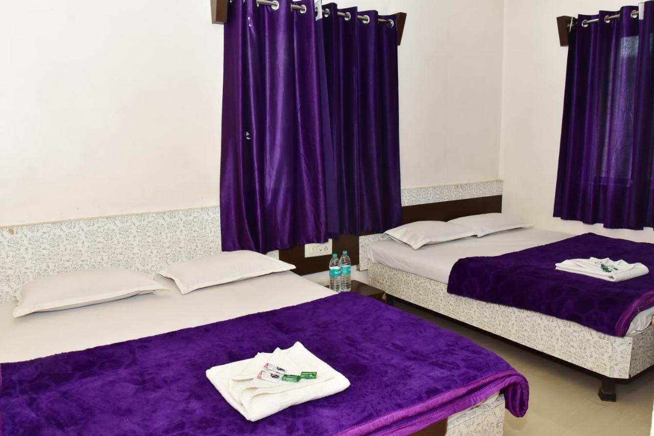 Hotel Temple Sai Ширді Екстер'єр фото
