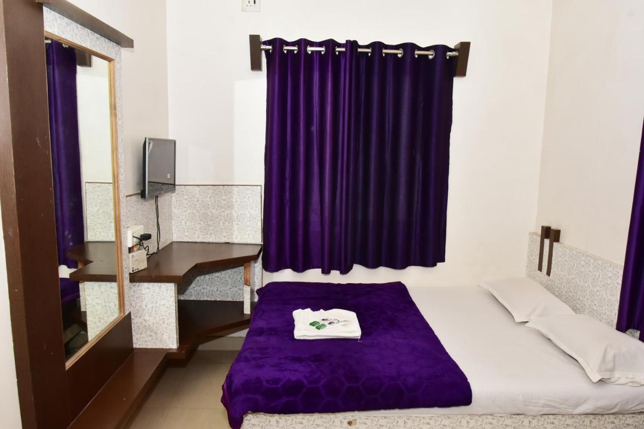 Hotel Temple Sai Ширді Екстер'єр фото