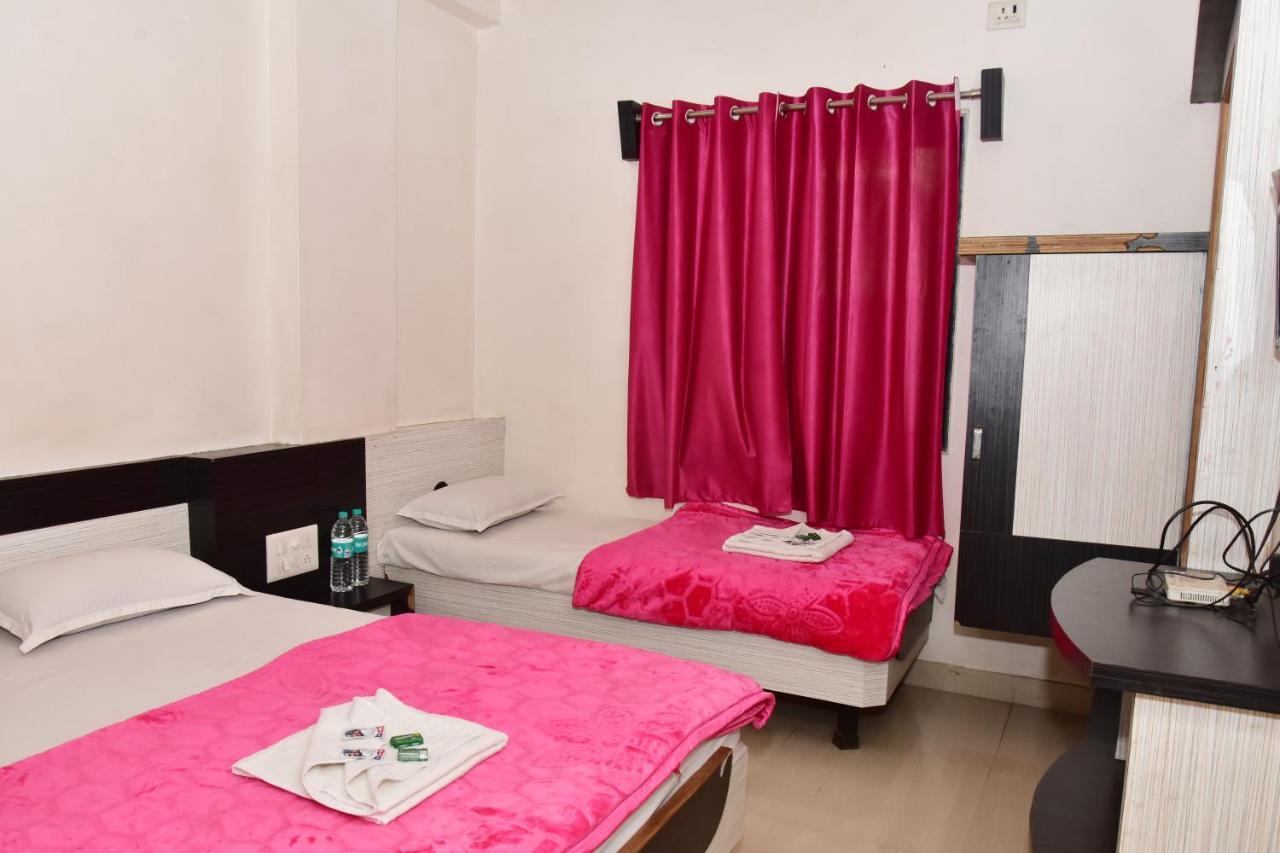 Hotel Temple Sai Ширді Екстер'єр фото